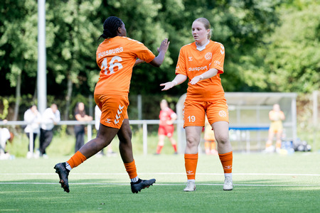 Volle Kraft voraus - Maame und Sina bilden den MSV-Sturm