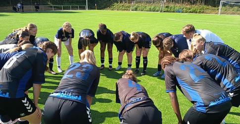 Im Spielerinnenkreis wird siuch eingeschworen 