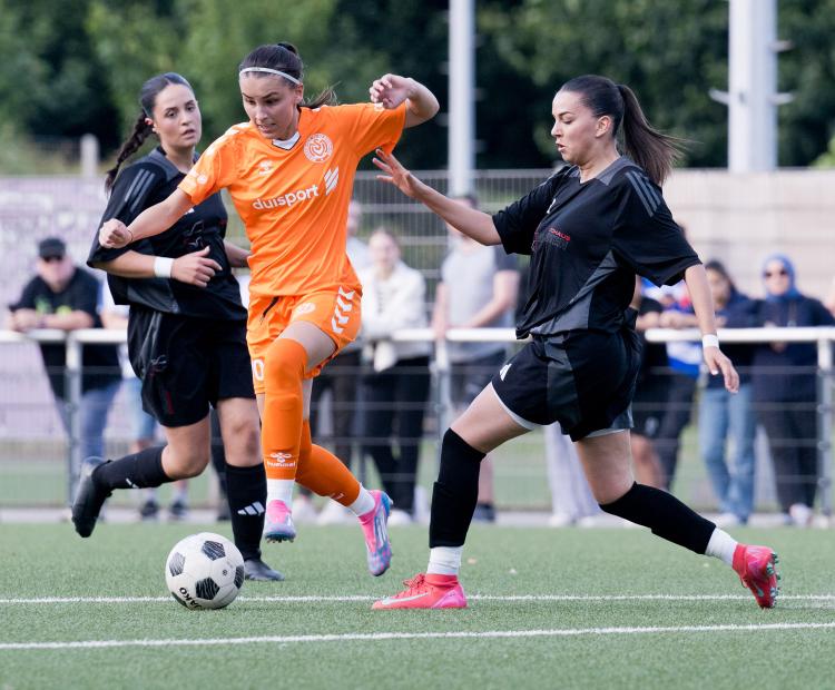 Sophie Schneider(MSV) setzt sich gegen Didem Kocabasoglou(SVR) durch