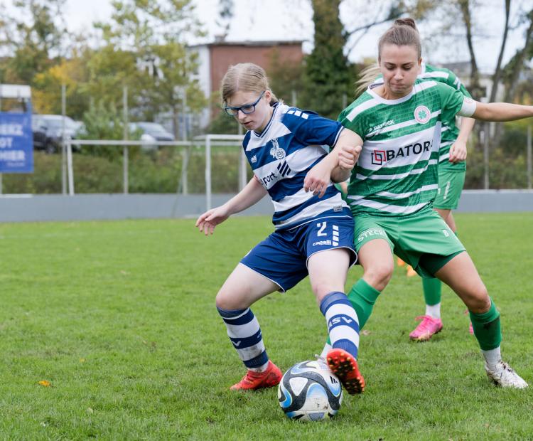 Jana Kroseberg(MSV) schirmt den Ball gegen ihre Gegenspielerin ab