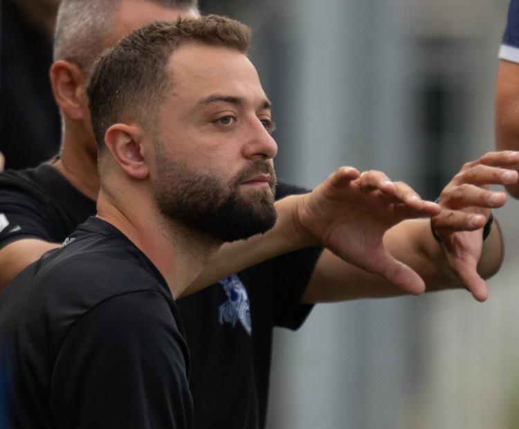 Abdul Saket bekleidet die Chefcoach-Stelle bei der Ersten Mannschaft der MSV Frauen