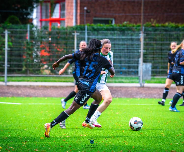 Zweikampf zwischen Hana Hamdi und BMG2 Spielerin