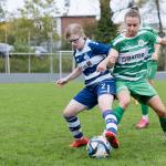Jana Kroseberg(MSV) schirmt den Ball gegen ihre Gegenspielerin ab