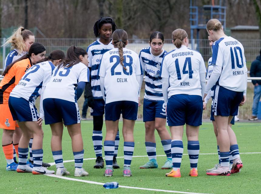 Dier MSV-Mädels schwören sich vor der Begegnung ein