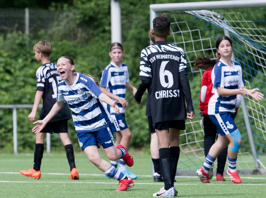 Meryem bejubelt den Ausgleichstreffer des MSV
