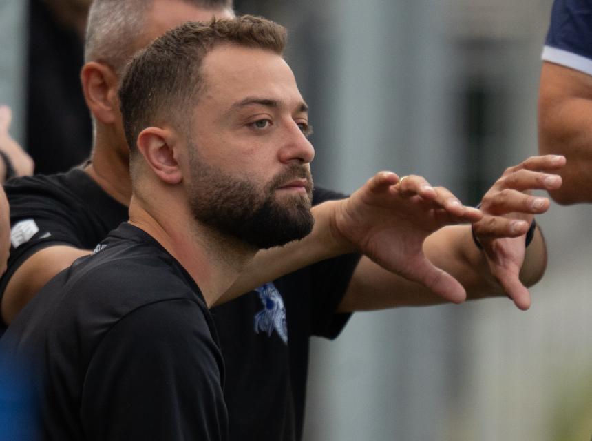 Abdul Saket bekleidet die Chefcoach-Stelle bei der Ersten Mannschaft der MSV Frauen
