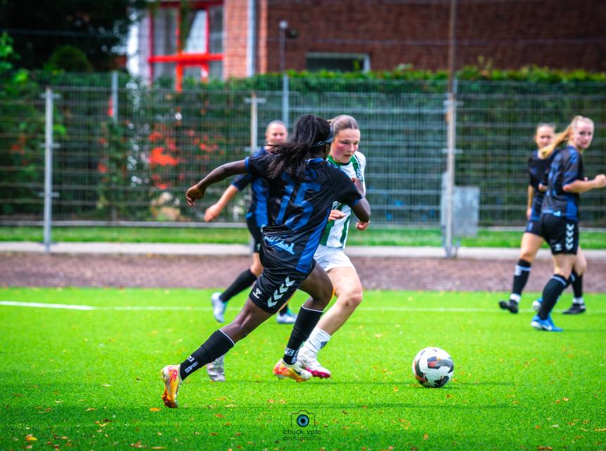 Zweikampf zwischen Hana Hamdi und BMG2 Spielerin